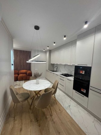 Простора та стильна 2-кімнатна квартира у самому центрі міста - фото 1