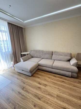 Велика 2к квартира в розвиненому районі міста. Газ, балкон - фото 1