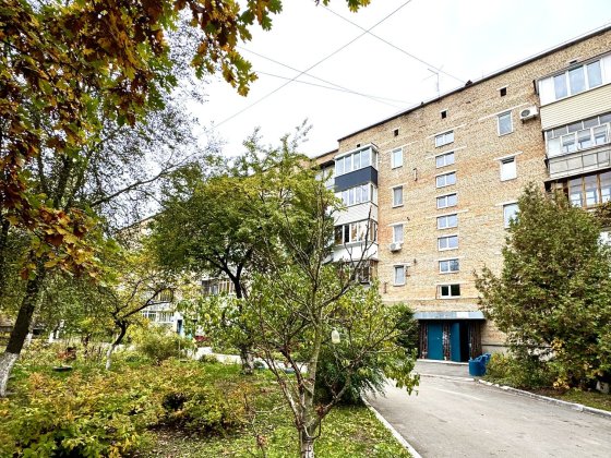 1к квартира з ремонтом поруч з набережною та автовокзал! Будинок цегла Ирпень