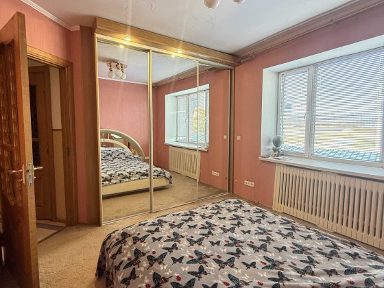 П'ятикімнатна квартира  напроти Варшавського ринку!!!