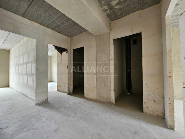 Двостороння 2 км квартира з балконом в центральній частині міста - фото 1