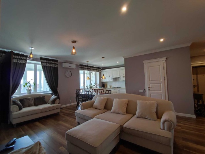 Продам видову 2-кімнатну квартиру в центрі! - фото 1