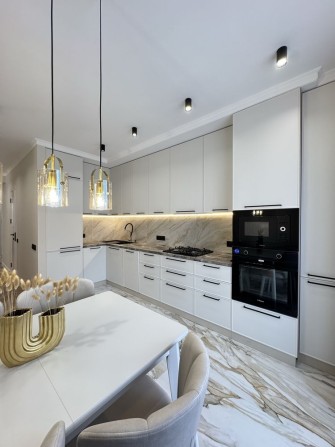 Ексклюзивна 2 кімнатна із функцією 3 кімнатної в центрі міста під ключ - фото 1