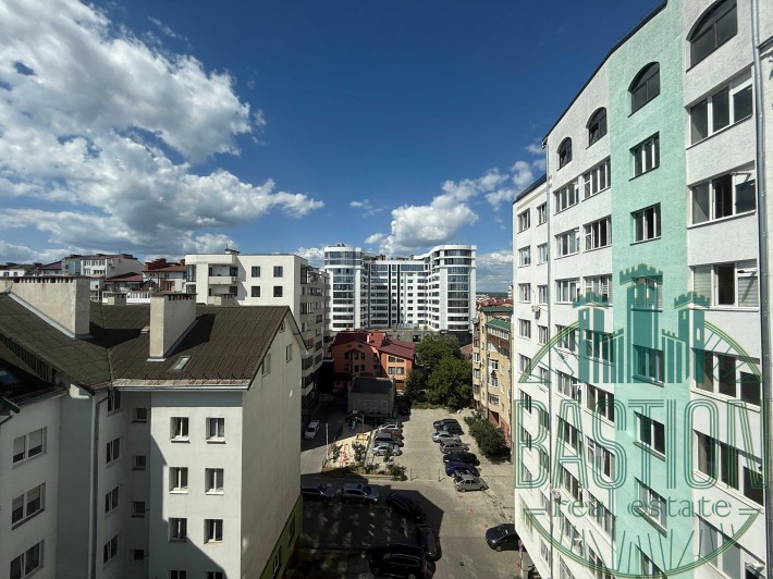 Простора 3-кімнатна квартира у центрі міста, вул. Бельведерська - фото 1