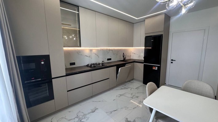 Продаж стильної 2 км квартири поруч з озером - фото 1