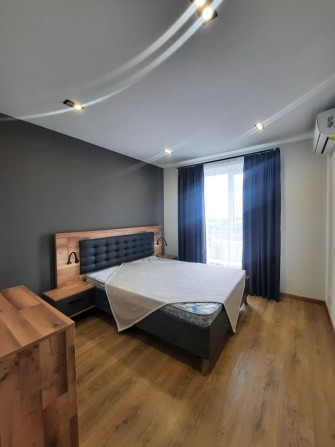 Продам видову двокімнатну квартиру з дизайнерським ремонтом - фото 1