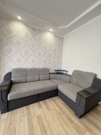 Простора однокімнатна квартира з мінімальним оформленням - фото 1