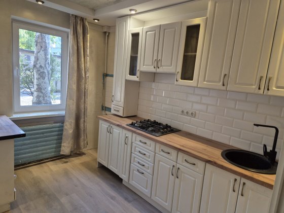 2-кімнатна на 1 поверсі біля МакДональдсу