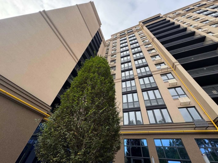 Продам велику 3-кімнатну квартиру в Центрі міста! Підземний паркінг - фото 1