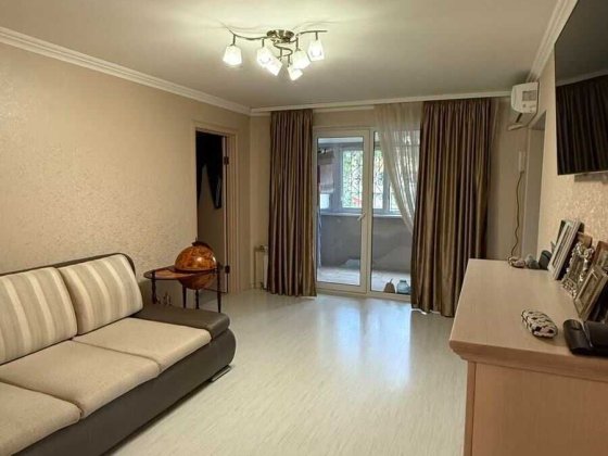 Простора 4-кімнатна квартира в тихому районі Полтава