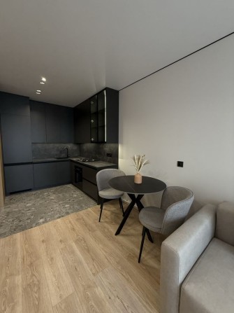 ЄОСЕЛЯ! Євро двокімнатна з дизайнерським ремонтом! Центральний парк! - фото 1