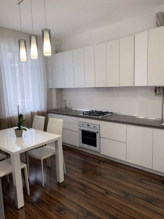 Сучасна євродвушка з новим ремонтом та мінімальним оформленням) - фото 1