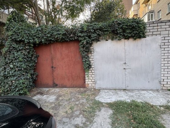 Сдам капитальный гараж по ул ЮСавченко 6 и ул Комсомольской(парк Глобы Дніпро