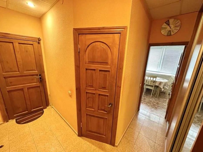 Центр міста 3 кімнатна  1 поверх з балконом - фото 1