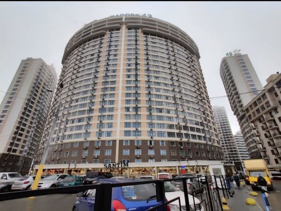 Сдам паркоместо на Каманина на парковке возле Сантима Крижанівка