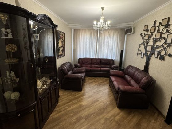 Продам Трехкомнатную квартиру проспект Почтовый (Карла Маркса). Кривой Рог