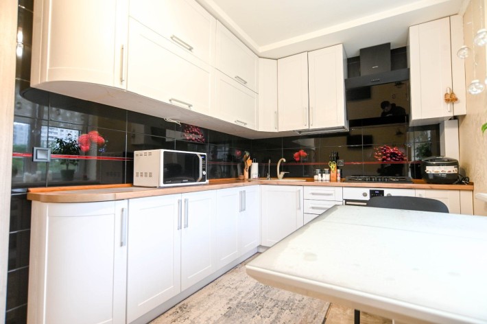 КЛАСНА Трикімнатна квартира в ЦЕНТРІ - фото 1