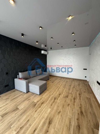 Простора 1-кімнатна квартира в центрі, новобудова з ремонтом - фото 1