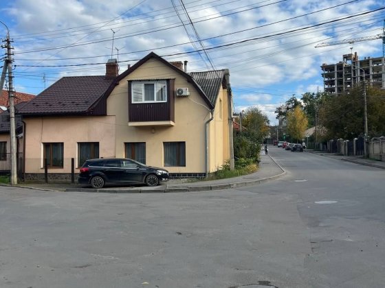 1кім квартира Центр + власний двір Черновцы