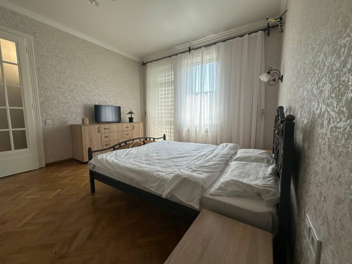 Продаж 3-кімнатної квартири в самому центрі Чернівців — вул. Університ - фото 1