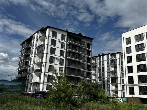 Продаж видової квартири в новобудові з виглядом на озеро Ровно
