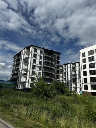 Продаж видової квартири в новобудові з виглядом на озеро - фото 1