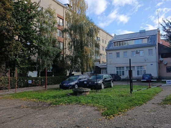 Вул. Івасюка (паркова зона), гарне місце і стан, кухня на 2 квартири ! Черновцы