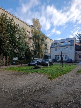 Вул. Івасюка (паркова зона), гарне місце і стан, кухня на 2 квартири ! - фото 1