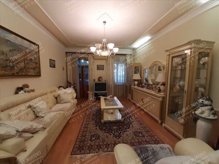 Історичний центр! Сталінка з ліфтом та бомбосховищем. - фото 1