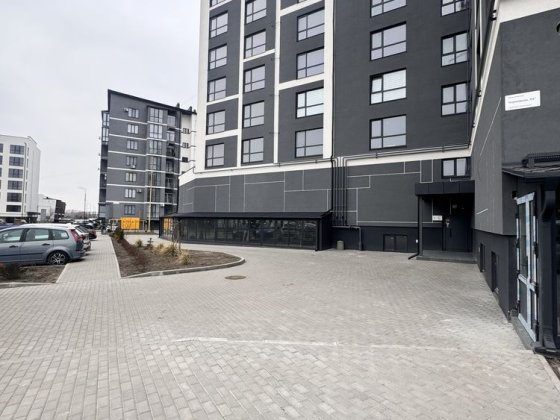 Продаж простороі квартири - вигляд на озеро Ровно