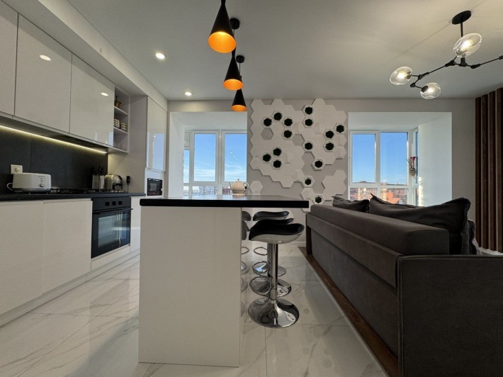 Продаж шикарної квартири з панорамою на озеро - фото 1