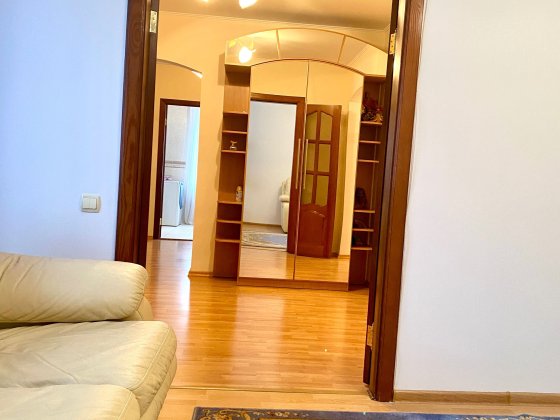 ЦЕНТР. 3-х кв., ремонт, дорогі меблі, техніка, утеплена. Без комісії. Чернигов