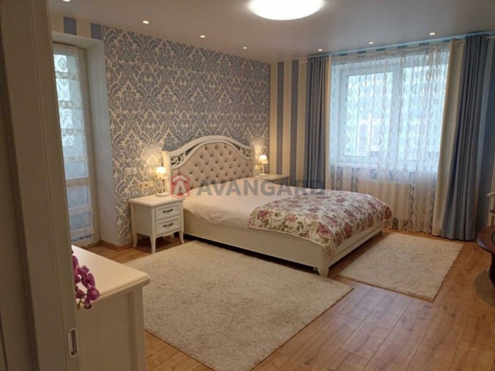 Велика трикімнатна цукерочка на Митниці! Центр! - фото 1