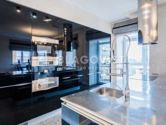 продаж великої 3 к кв поділ Киев