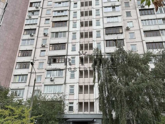 ТЕРМІНОВО ПРОДАЖ трикімнатної квартири на Позняках, вул. Ахматової Киев
