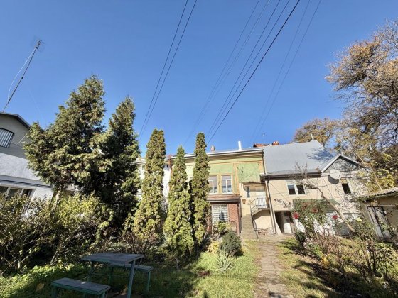 Продається 2-кімнатна квартира у центрі міста вул. С.Окуневської Черновцы