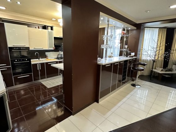 Продається Шикарна квартира вул Героїв майдану! Черновцы