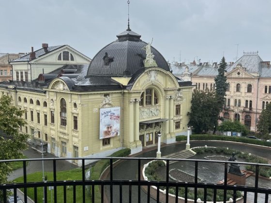 Продаж! Квартира з видом на драмтеатр — історичний центр міста Черновцы