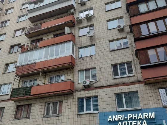 Продам однокімнатну квартиру  на Севастопольській площі,від власника. Киев