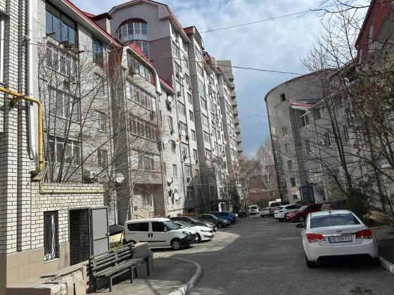 Продам 3-х комнатную квартиру - бельэтаж - Космическая -90 м.кв! Днепр