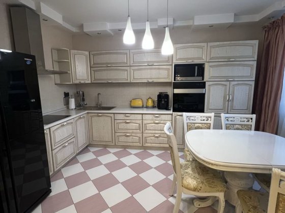 Волинська 10 Продаж чотирьохкімнатної квартири з меблями Київ