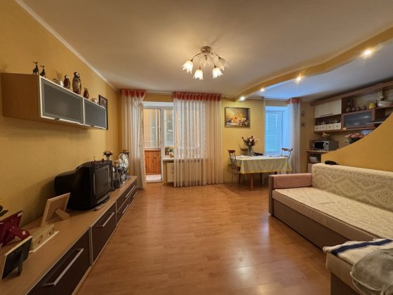 Трикімнатна квартира -студія з гарним ремонтом ! Центр!Градецький! Чернигов