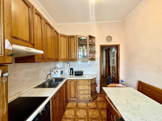 Продам, 3-к, Д.Яворницкого (Старгород), жилое, сталинка ж/б Днепр