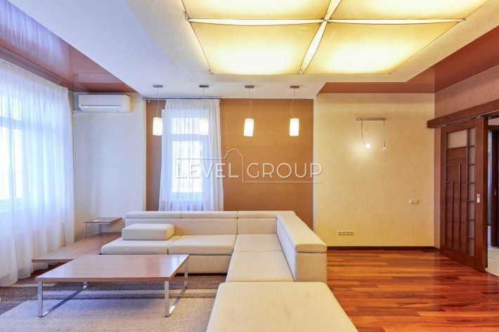 Коновальца (Щорса), Печерск - фото 1