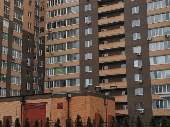 Двір закритого типу. Галя Черкаси