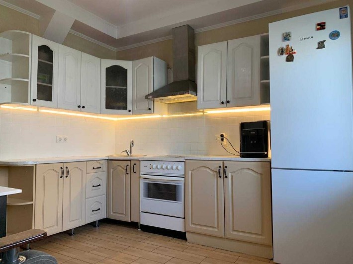 Продаж комфортної квартири з ремонтом біля метро - фото 1