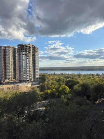 Продаётся видовая 2-х комнатная квартира в центре города! - фото 1