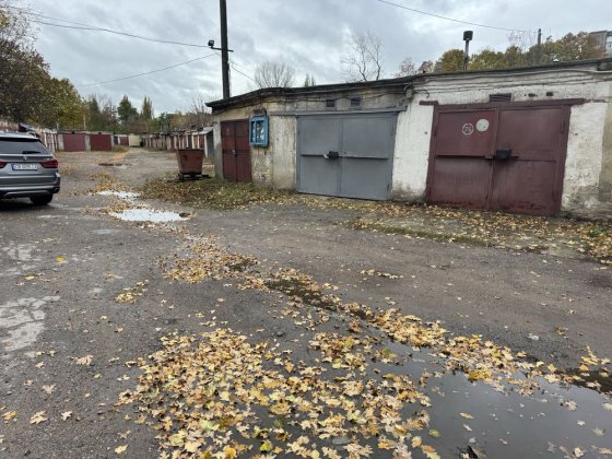 Продам сухой гараж , в районе нефтебазы , под мостом , с хорошым и шые Чернигов