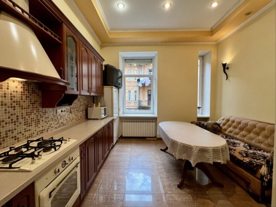 2к кв-ра з ремонтом у центрі в австрійському будинку, вул. Леонтовича Львов