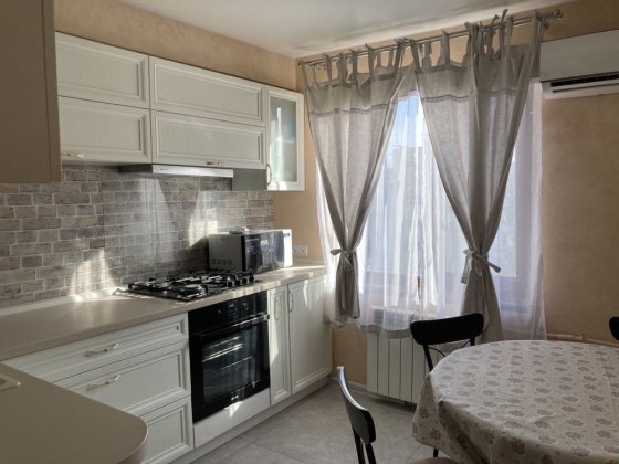 Продаж 3-кімнатної сучасної квартири в Бородинському мкрн